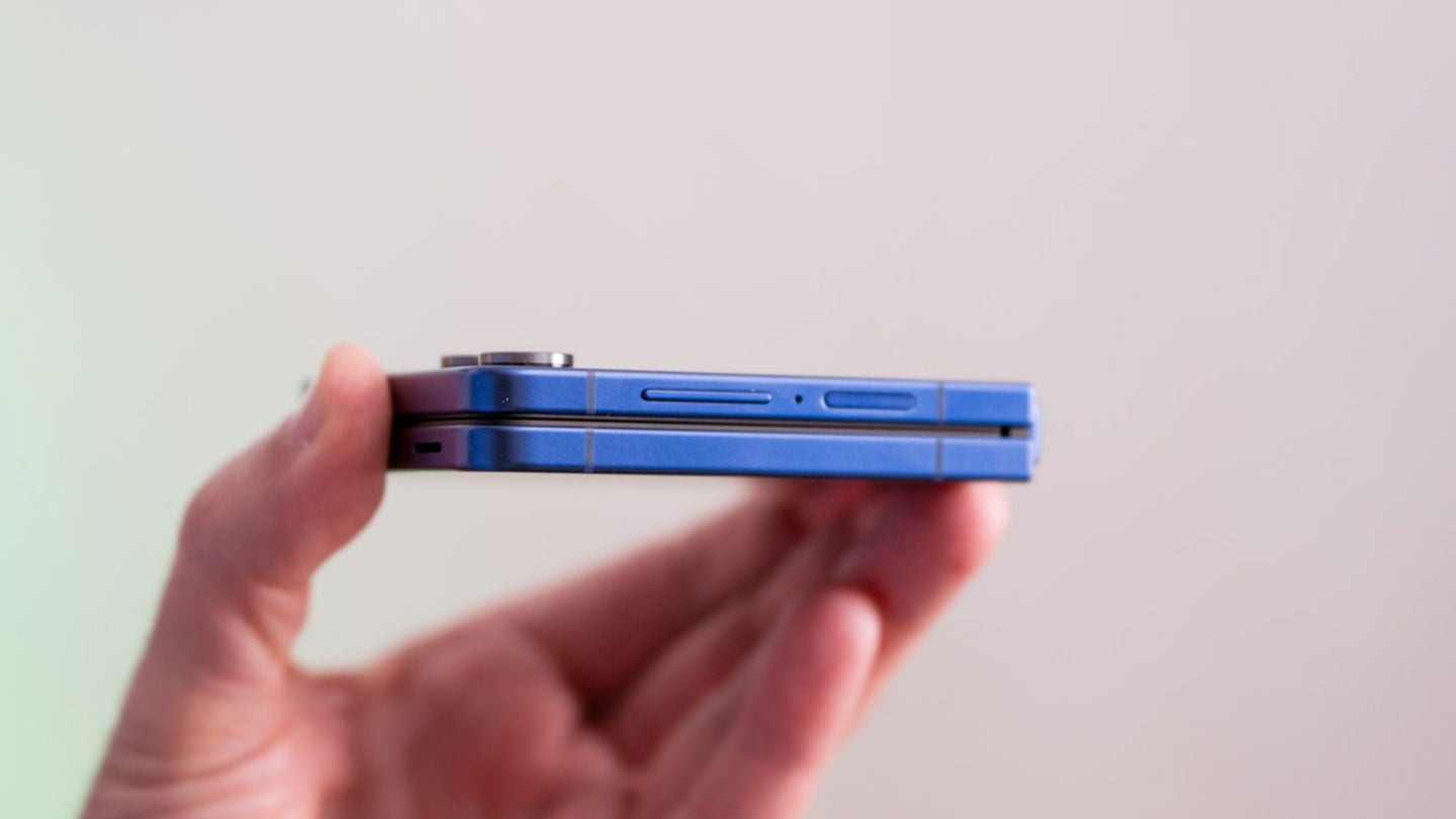 El Samsung Galaxy Z Flip7 es el plegable "tipo concha" más delgado de la marca surcoreana / Fotografía: Elisa Piñón