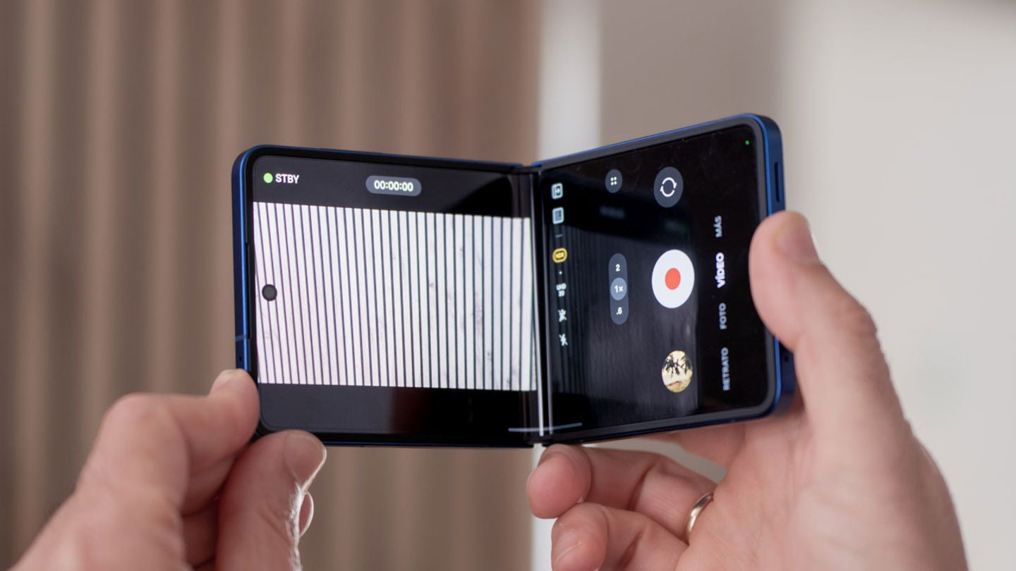 El Galaxy Z Flip7 te permite grabar vídeos con el dispositivo medio desplegado igual que si tuvieras una videocámara / Fotografía: Elisa Piñón