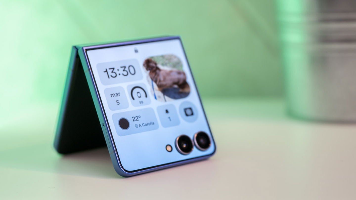 La pantalla exterior del Galaxy Z Flip7 es más grande, fluida y brillante que la de la generación anterior / Fotografía: Elisa Piñón