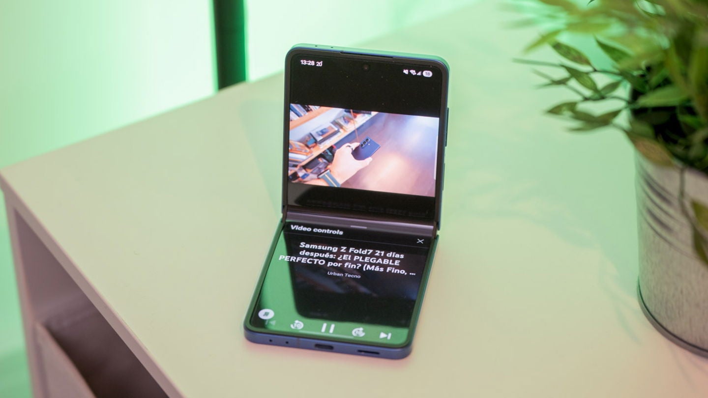 Es realmente cómodo ver vídeos de YouTube con el Galaxy Z Flip7 colocado en un ángulo de 90º / Fotografía: Elisa Piñón