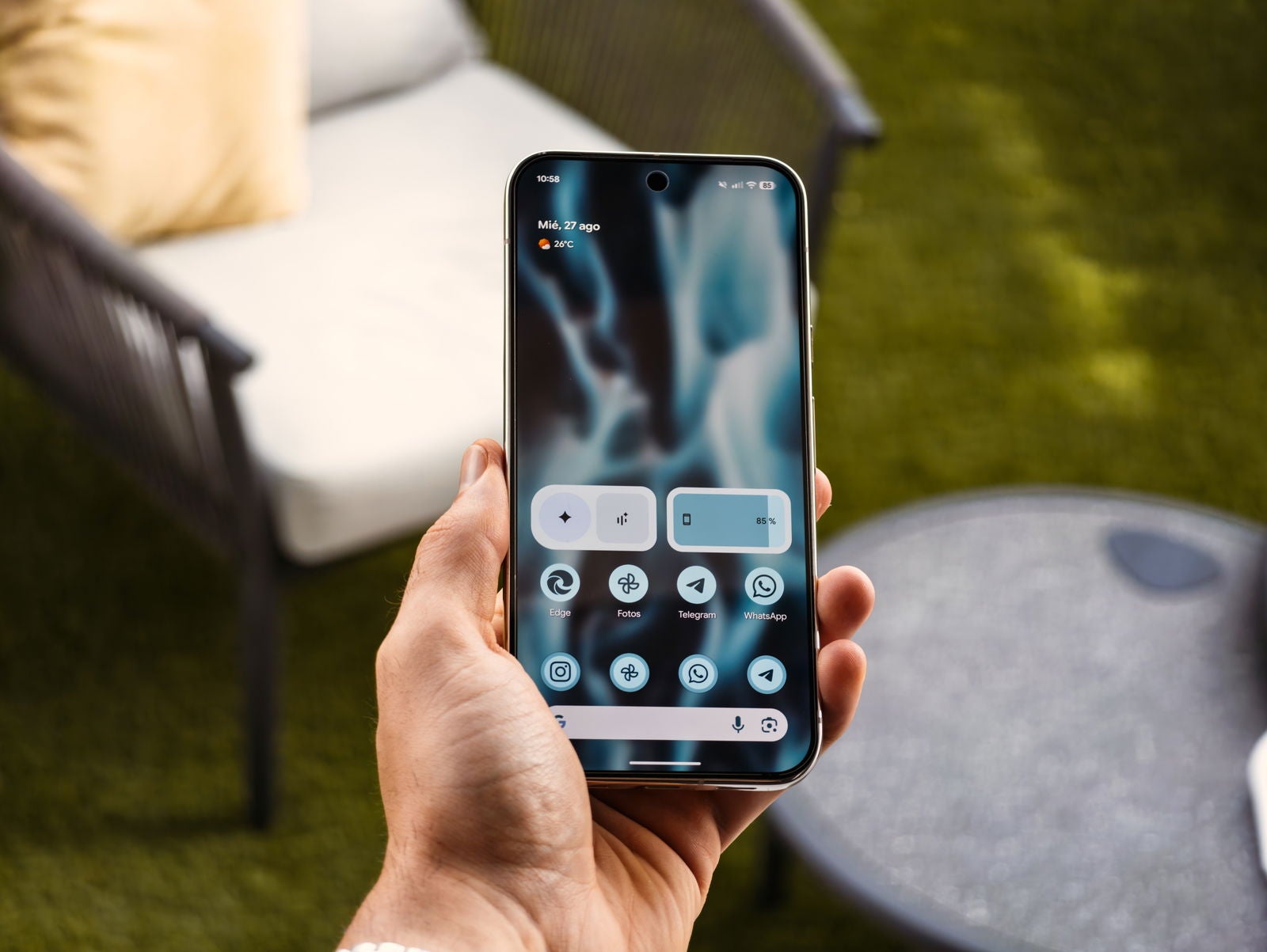La pantalla del Google Pixel 10 Pro XL en exteriores / Fotografía de Christian Collado