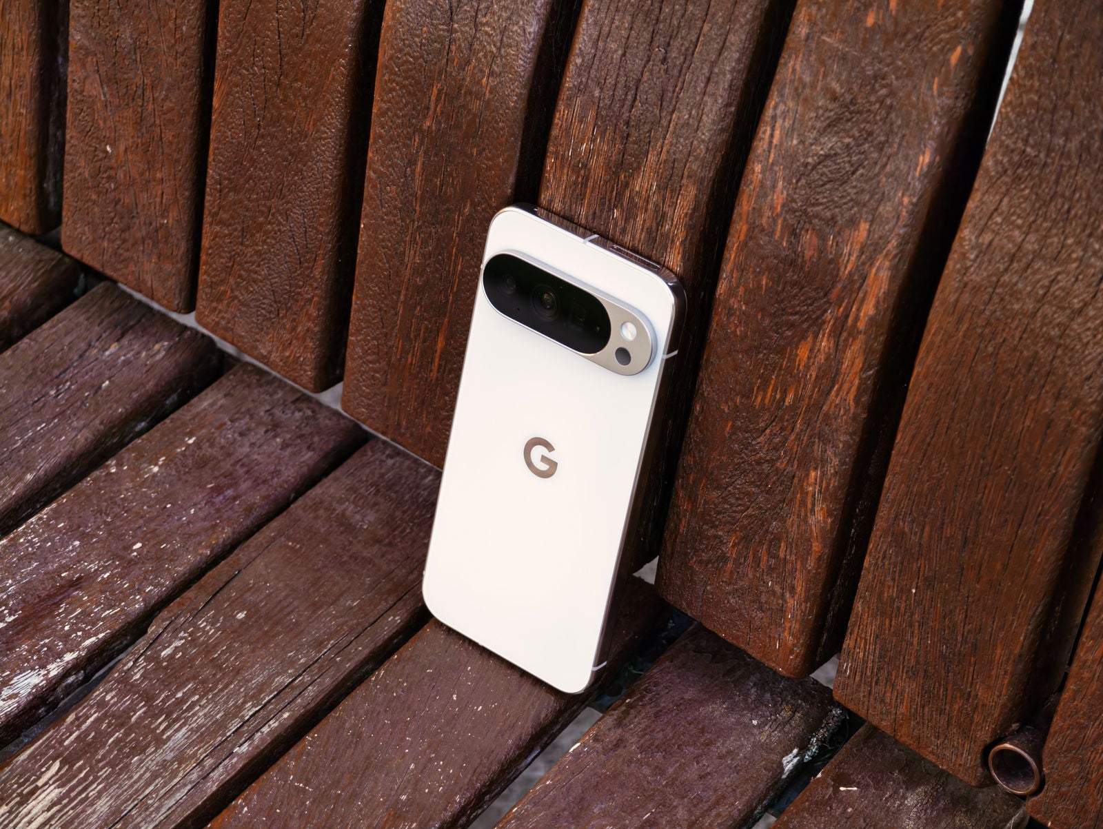 La parte trasera del Google Pixel 10 Pro XL en color blanco / Fotografía de Christian Collado