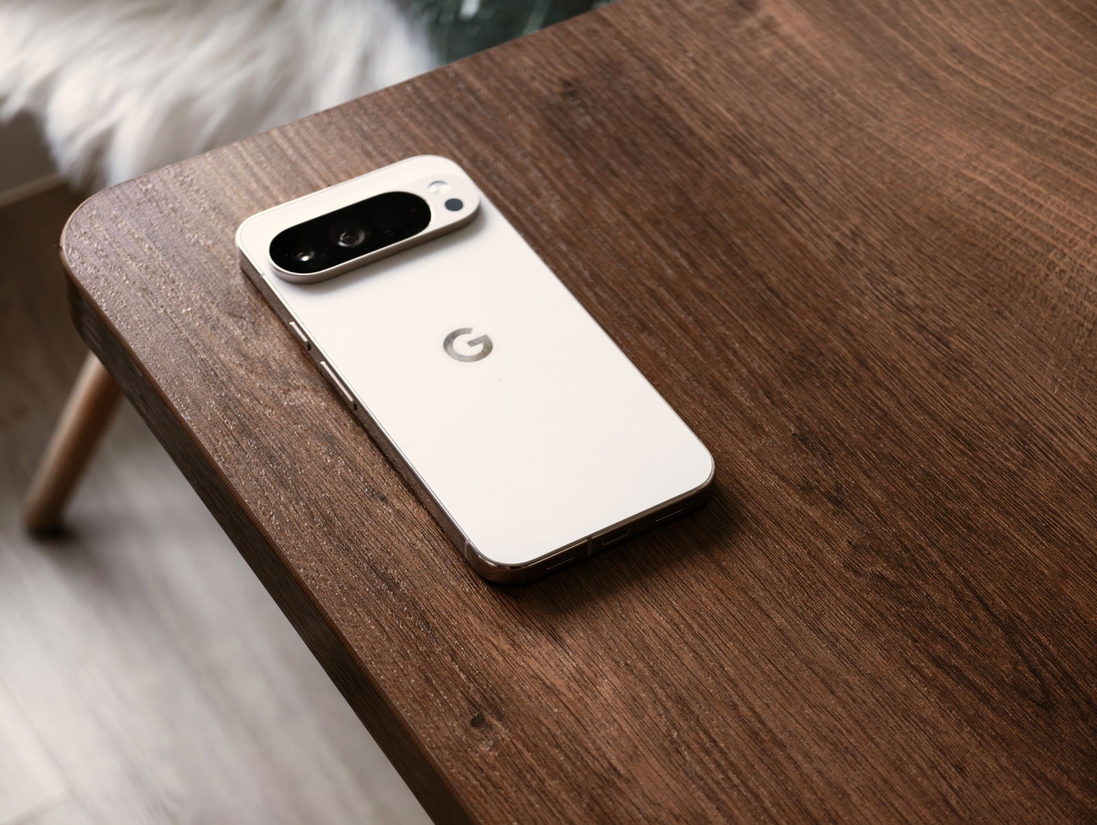 Parte trasera del Google Pixel 10 Pro XL en color blanco / Fotografía de Christian Collado