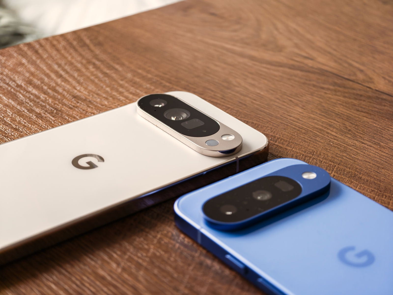 El Google Pixel 10 Pro XL, junto al Googler Pixel 10 / Fotografía de Christian Collado