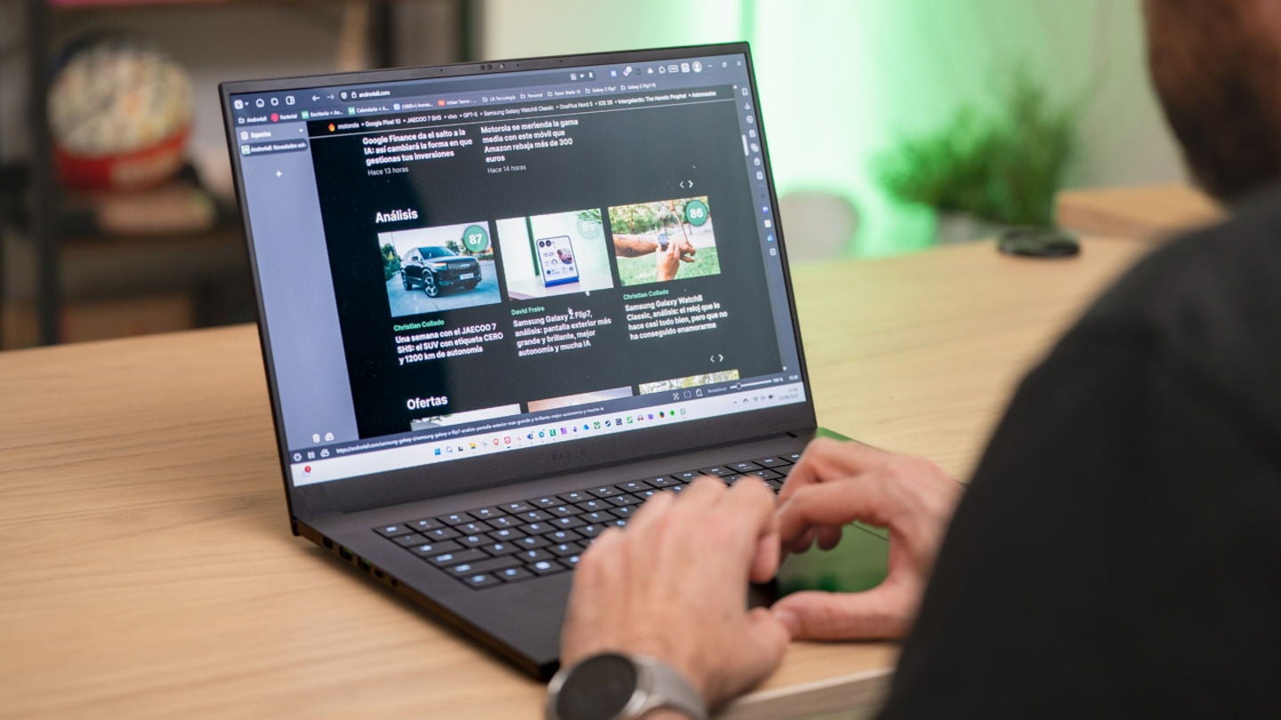 Bajo el capó del Razer Blade 16 (2025) encontramos un procesador AMD Ryzen AI 9 365 y una gráfica NVIDIA GeForce RTX 5070 Ti / Fotografía: Elisa Piñón