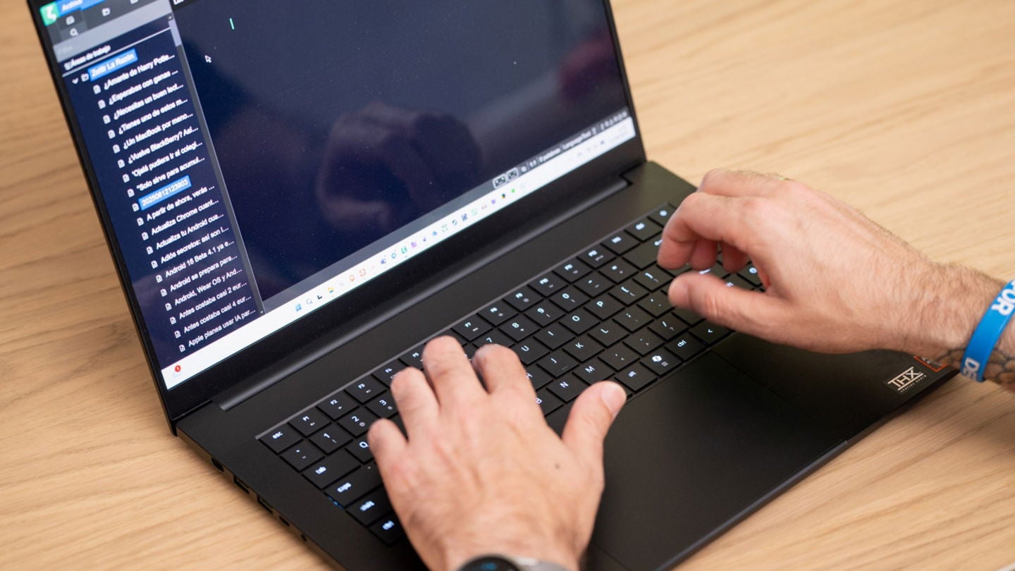 El teclado retroiluminadoa del Razer Blade 16 (2025) es bastante cómodo y preciso / Fotografía: Elisa Piñón