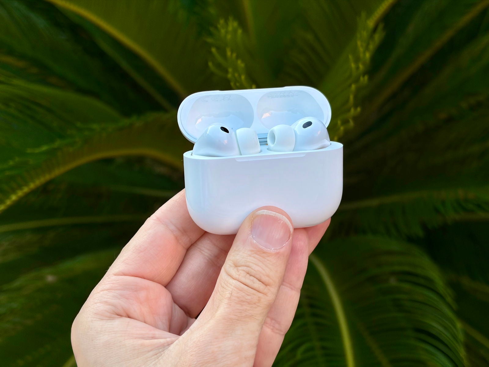 El estuche de los AirPods Pro 3 sigue teniendo un diseño similar, pero más grande | Fotografía de Fran Besora