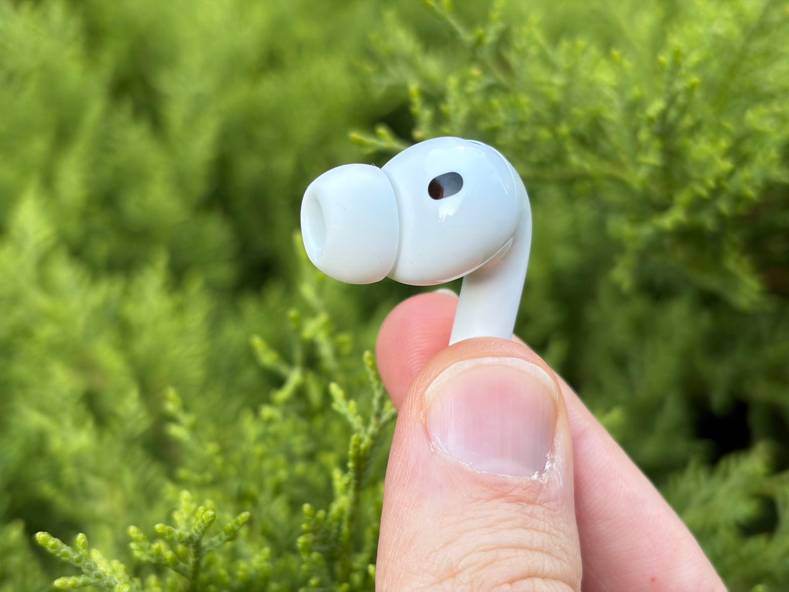 Los AirPods Pro 3 cuentan con un nuevo diseño que favorece su inserción | Fotografía de Fran Besora