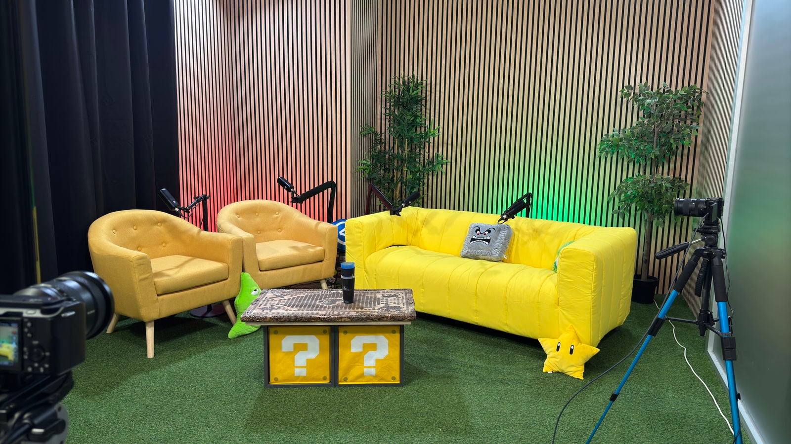 Si vas a grabar en un "mini-plató" puedes tirar de micros inalámbricos o bien optar por pies y soportes de gran tamaño / Fotografía cortesía de Ray Bacon