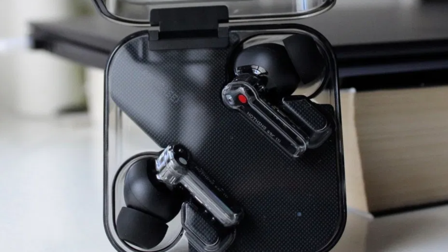 El acabado en negro ofrece una alternativa más discreta sin perder la identidad de la marca