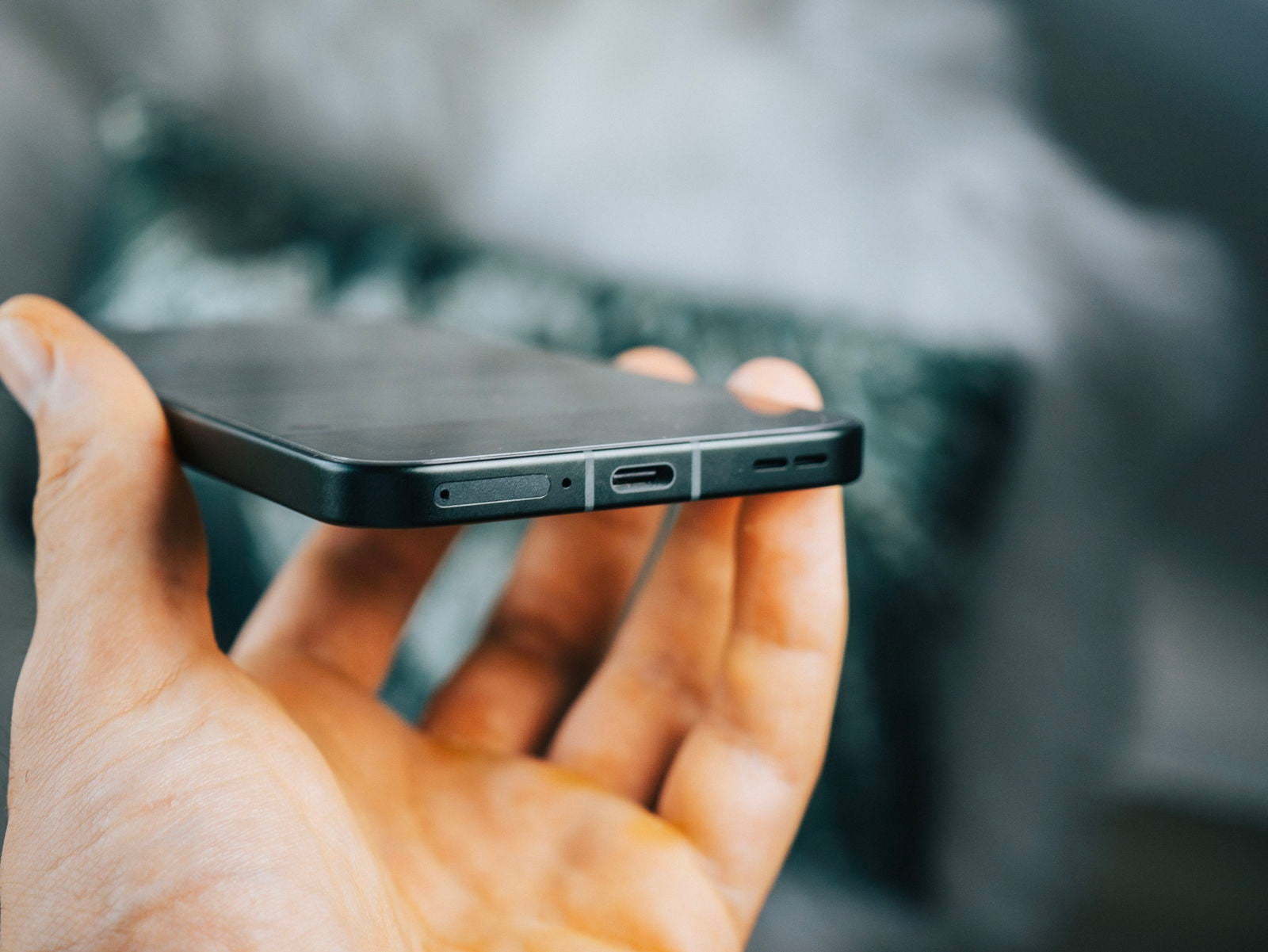 El OPPO Reno 14 5G solo ofrece carga por cable, hasta una potencia de 90 W / Fotografía de Christian Collado