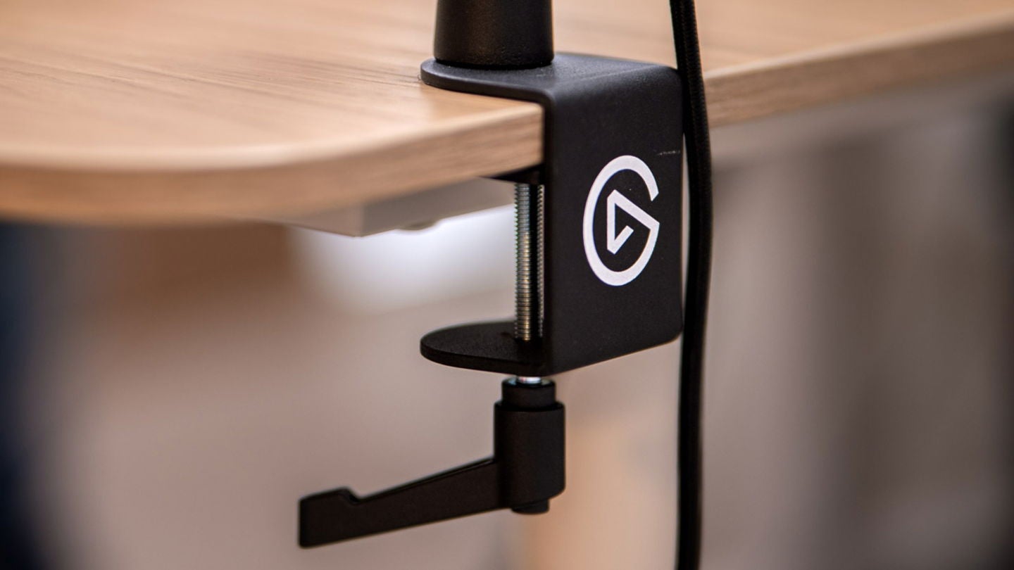 Mi Elgato Wave DX está emparejado con su correspondiente brazo. Aquí puedes ver cómo se sujeta a la mesa / Fotografía de Elisa Piñón