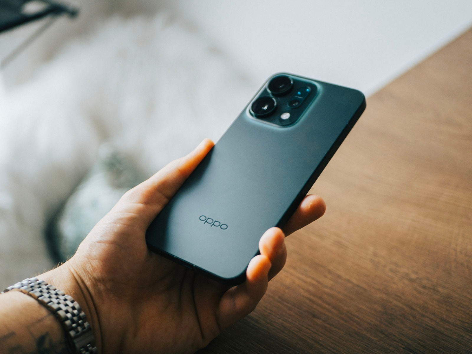 El OPPO Reno 14 5G en la mano / Fotografía de Christian Collado