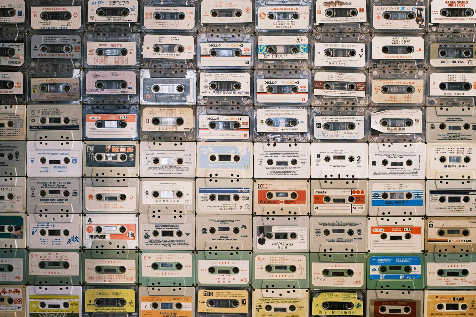 El casete y su posterior emparejamiento con el walkman convirtieron la experiencia de escucha en algo personal