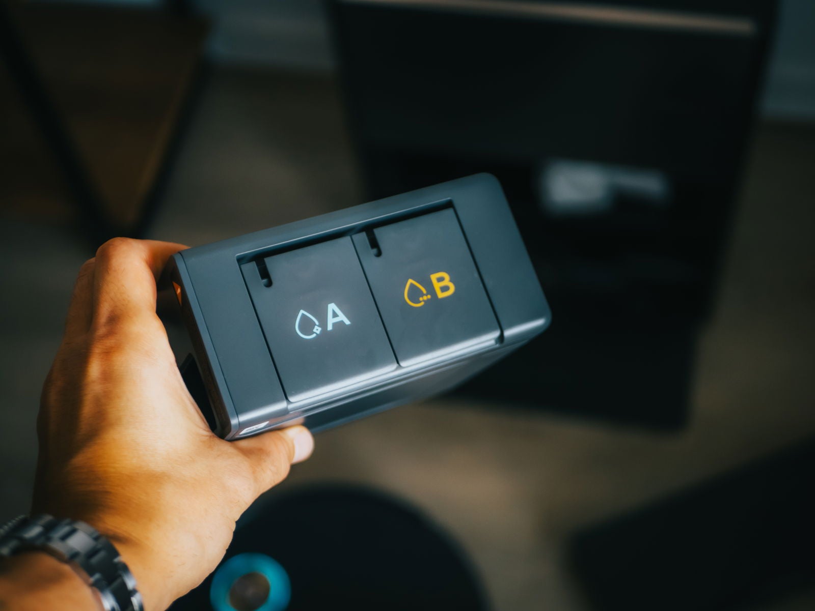 Los dos depósitos de detergente integrados en el Dreame Aqua10 Ultra Roller Complete / Fotografía de Christian Collado