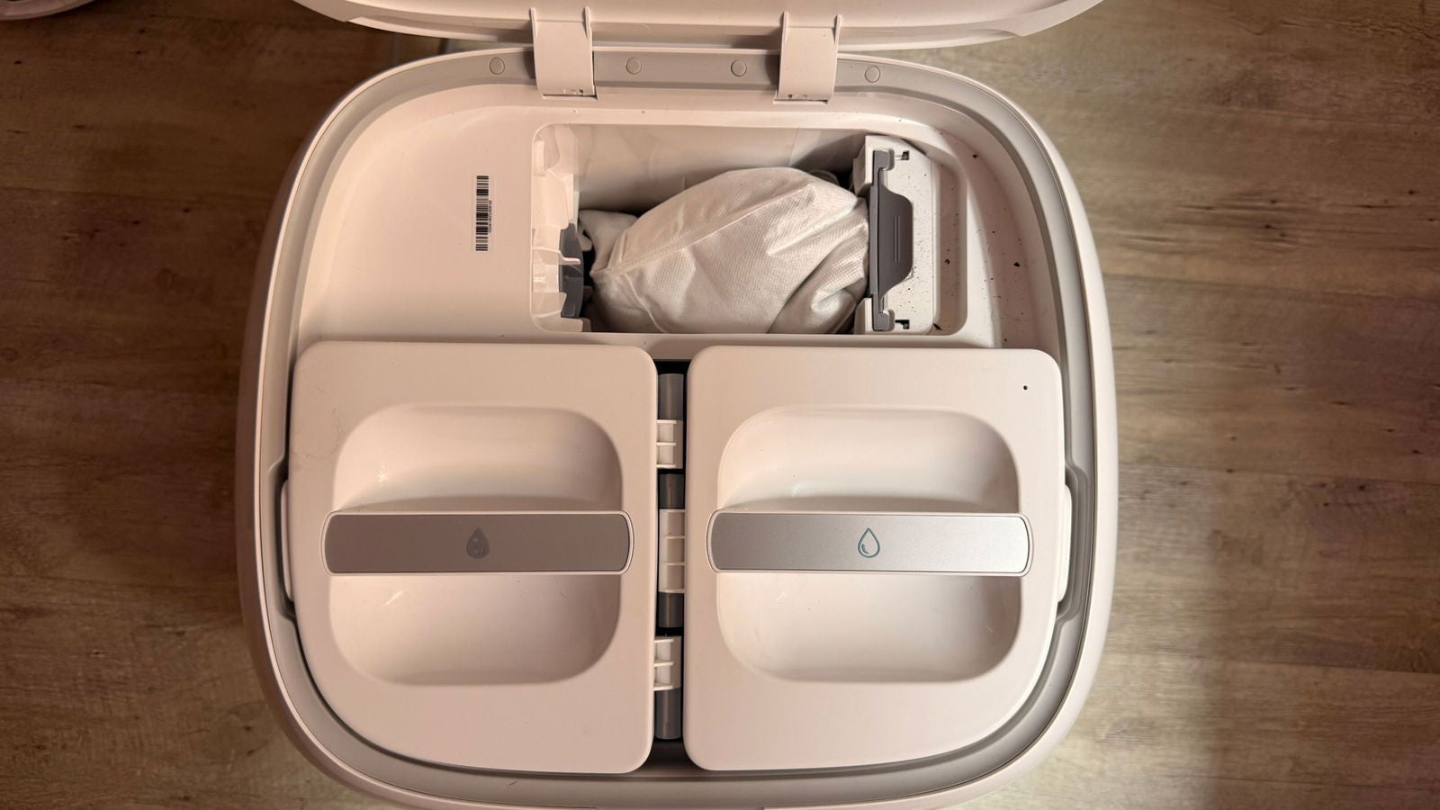 El Roborock Qrevo Curv 2 Pro tiene un depósito para el agua limpia, uno para el agua sucia y uno más para la bolsa de basura / Fotografía por Paola Mejia