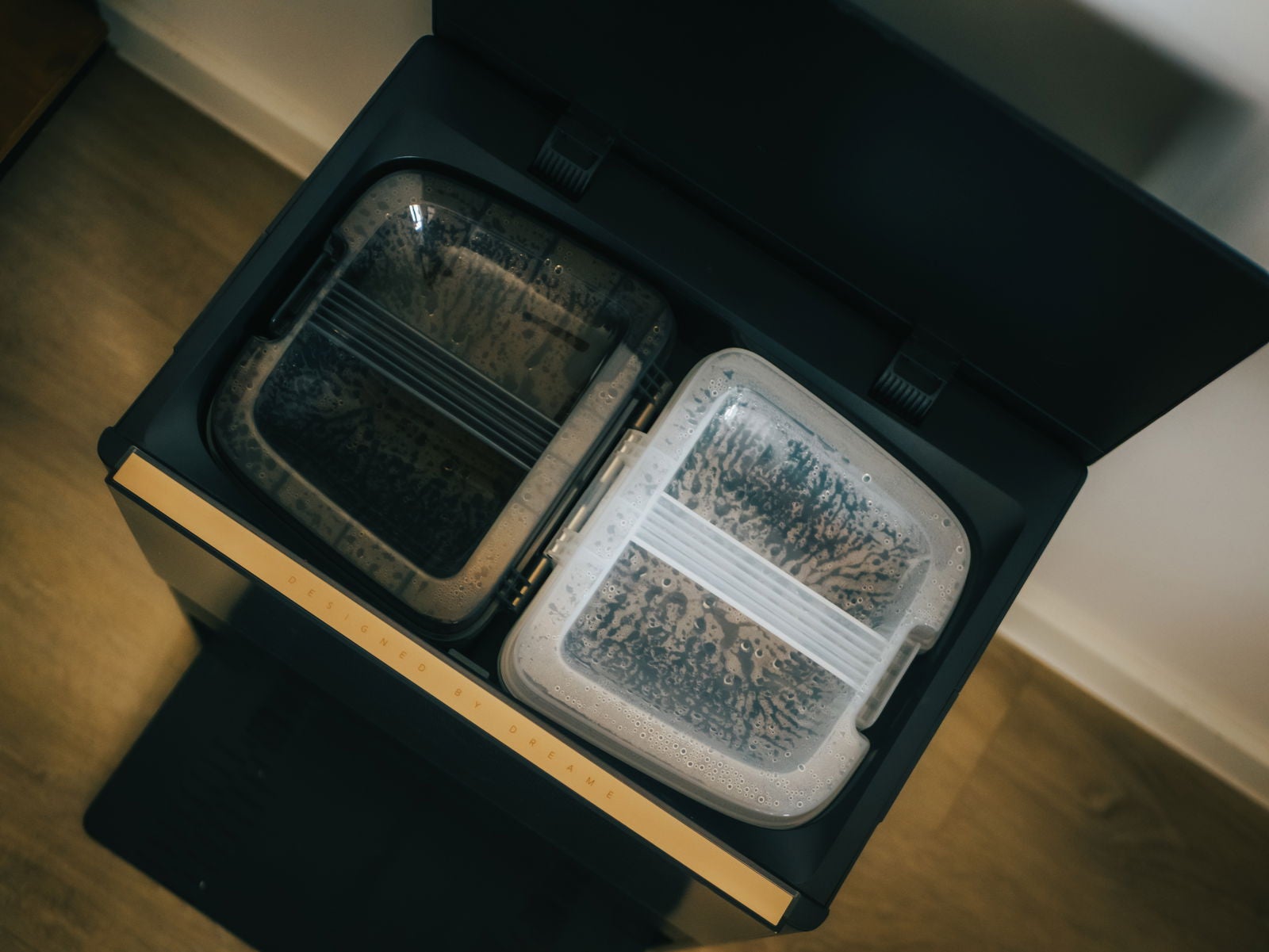 Los depósitos de agua integrados en la base de autovaciado / Fotografía de Christian Collado