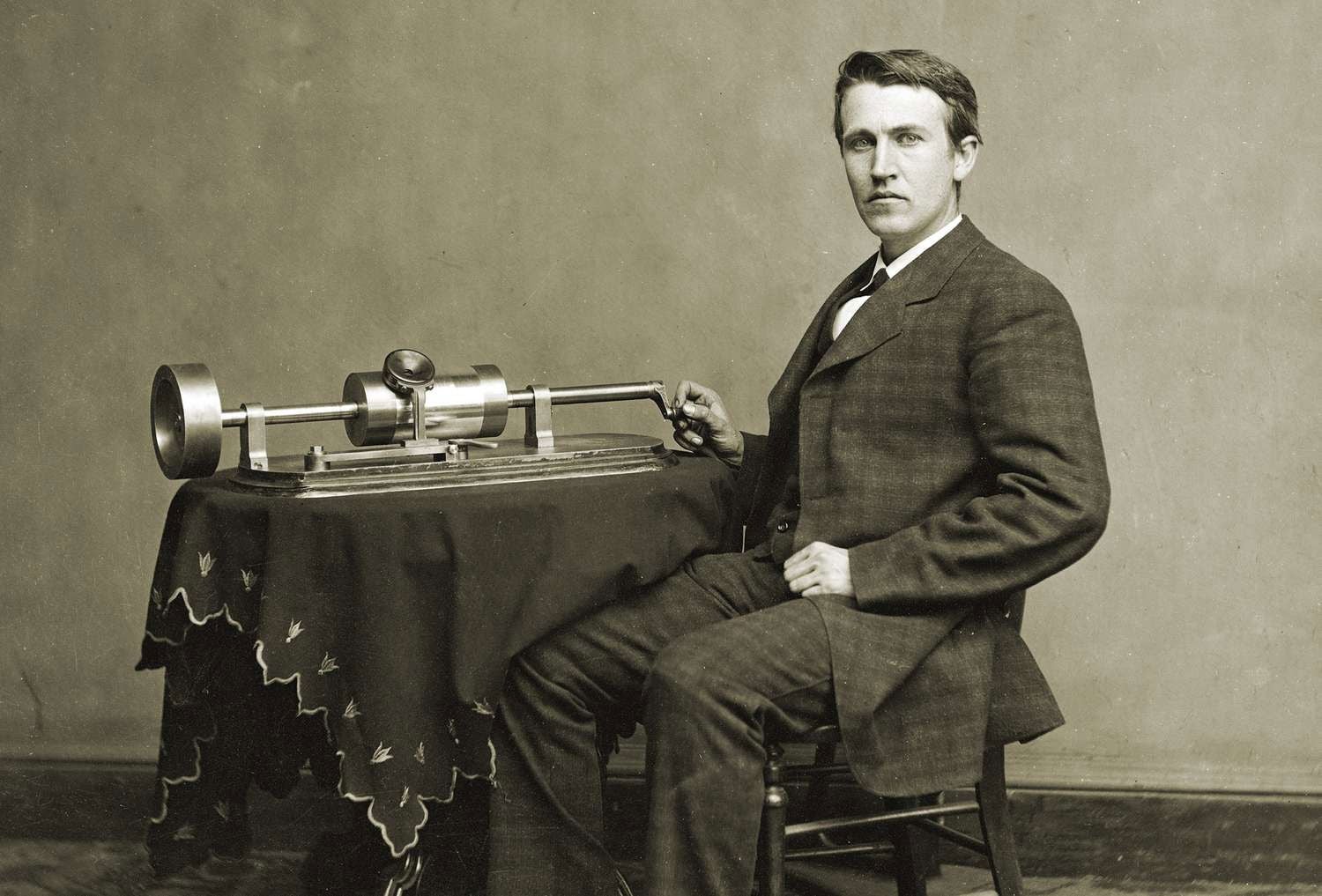 Thomas Edison con su fonógrafo, que funcionaba dándole cuerda con una palanca