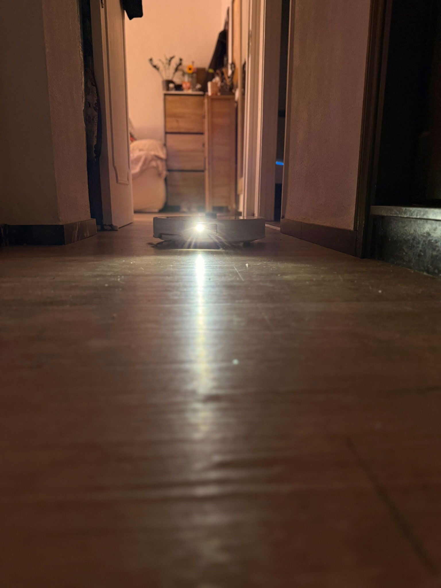 El Roborock Qrevo Curv 2 Pro enciende una luz si el entorno es oscuro / Fotografía por Paola Mejia