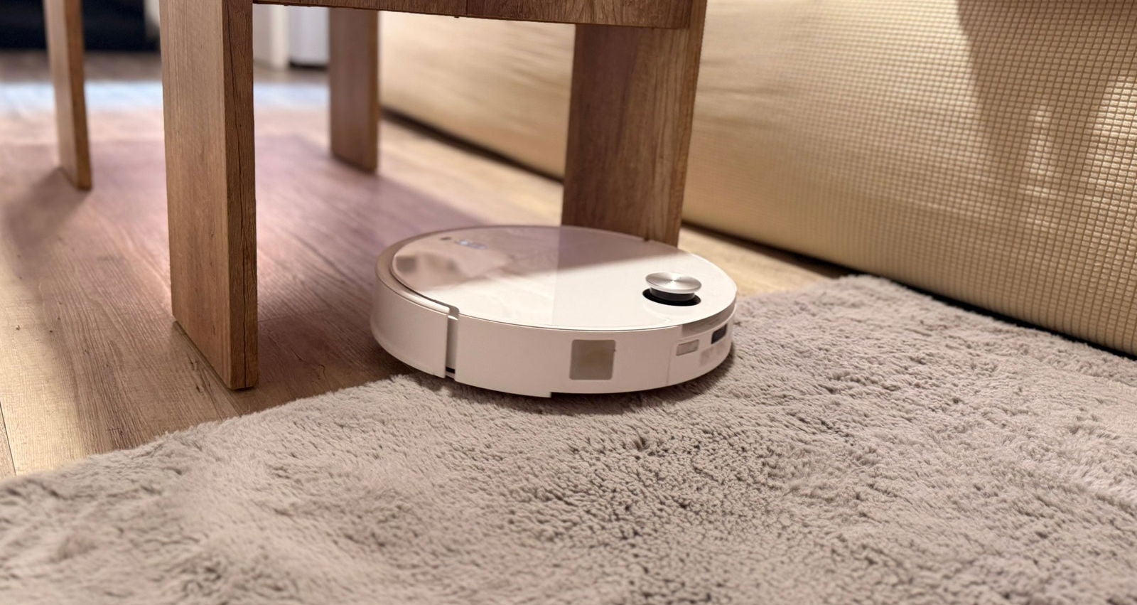 El Roborock Qrevo Curv 2 Pro limpiando la alfombra de mi salón / Fotografía por Paola Mejia