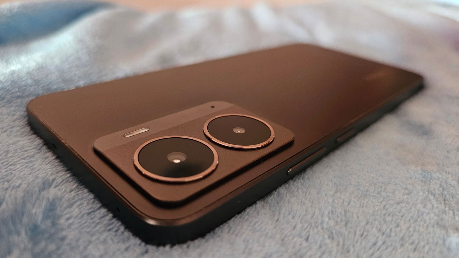 Las dos grandes lentes y su poco grosor son dos señas de identidad de este realme P3 5G