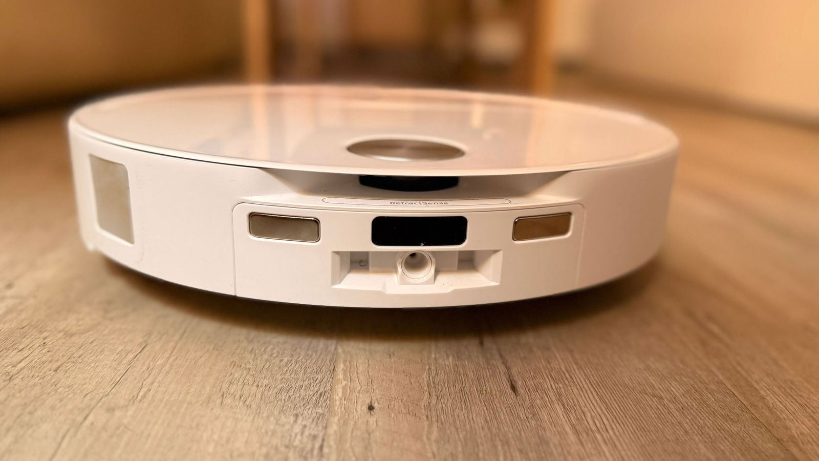 El Roborock Qrevo Curv 2 Pro con el Li-DAR retraído mide menos de 8 centímetros de alto / Fotografía por Paola Mejia