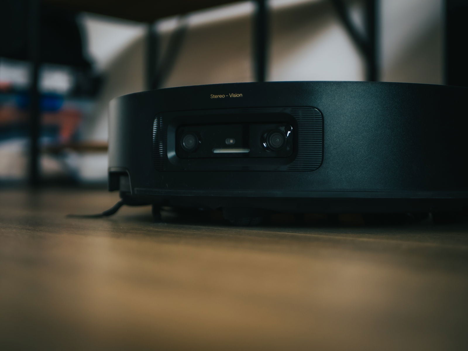 Los sensores frontales del Dreame Aqua10 Ultra Roller Complete, incluyendo una cámara que permite "vigilar" tu casa en tiempo real / Fotografía de Christian Collado