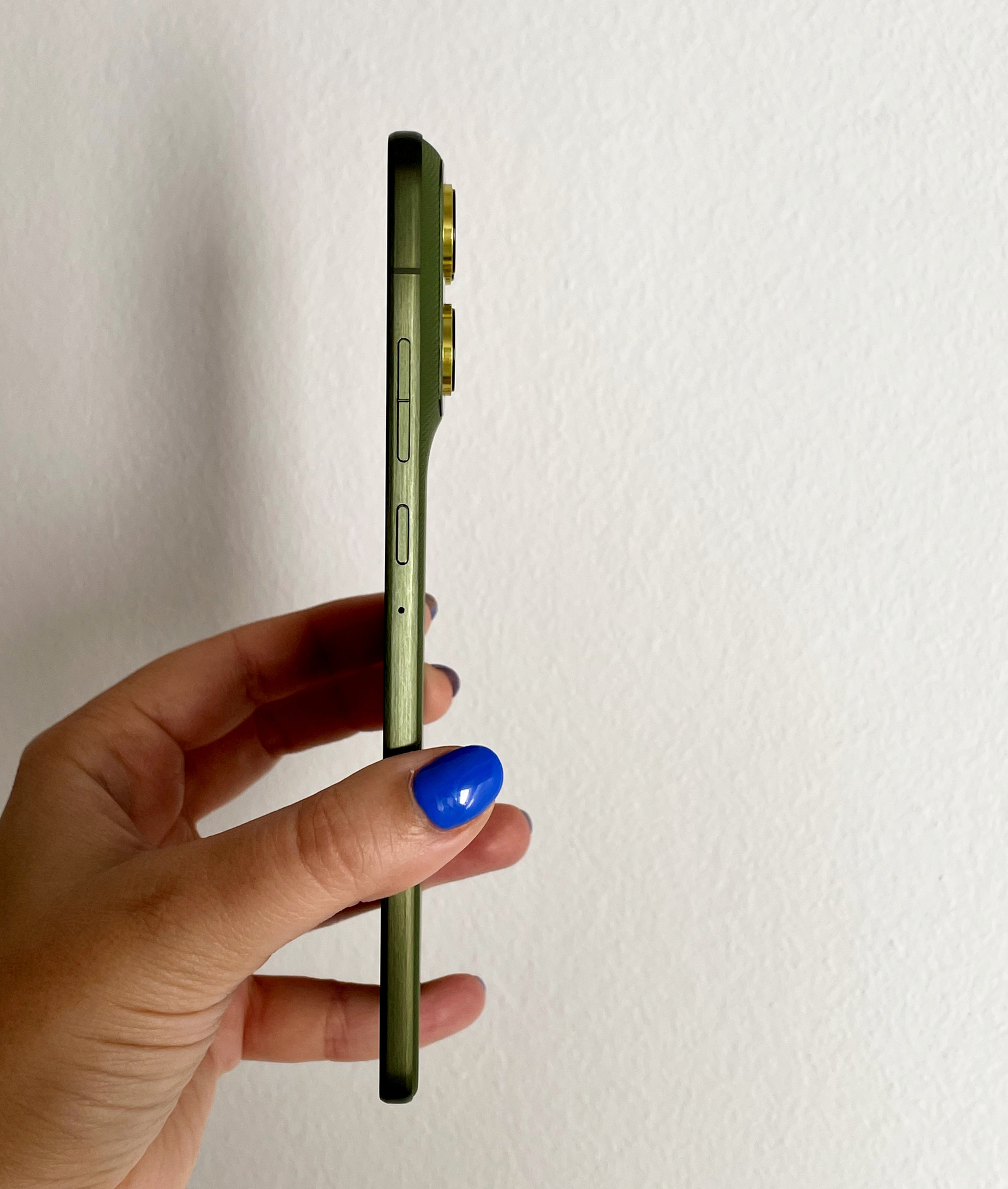 Así se ven los 5,99 mm de grosor del motorola edge 70 de perfil / Fotografía: Silvia Fernández