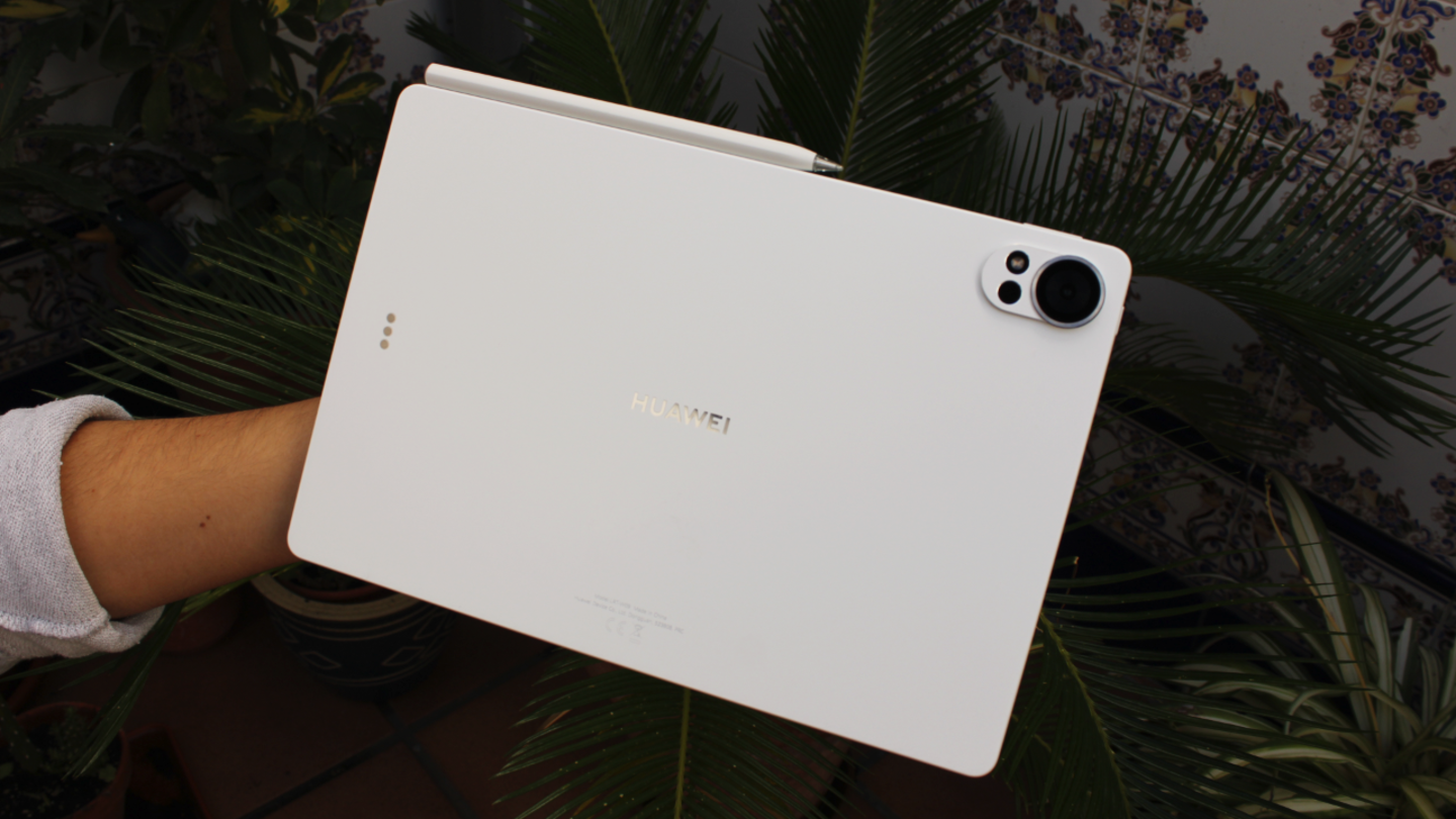 La HUAWEI MatePad 12X tiene un acabado de brillo perlado realmente bonito | Fotografía de Lucía Alcántara Gil