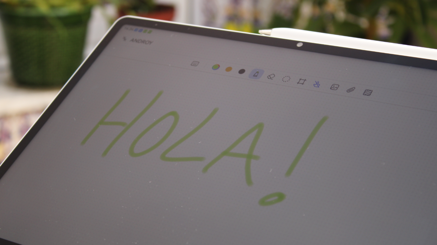 Gracias a su tecnología PaperMatte, la pantalla se ve sin reflejos en exteriores | Fotografía de Lucía Alcántara Gil