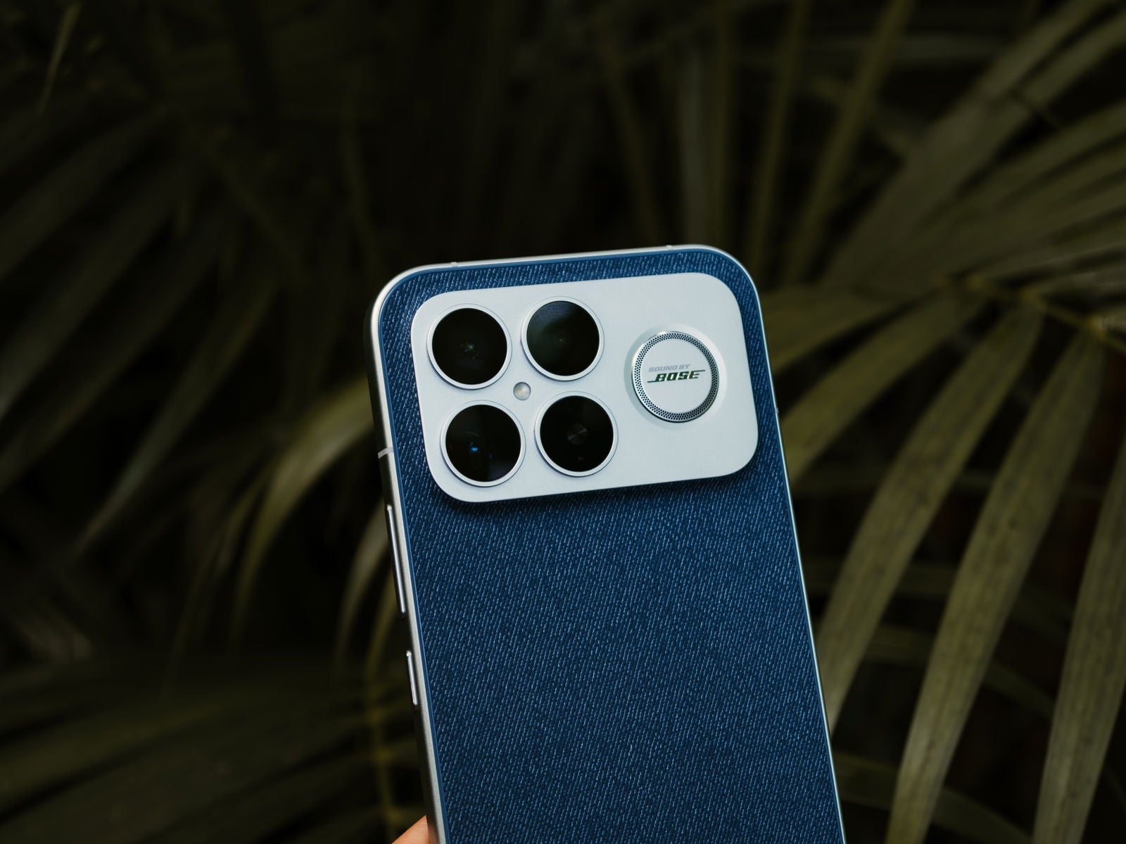 El subwoofer trasero, integrado en el módulo de cámaras del POCO F8 Ultra. Y sí, el parecido con el iPhone 17 Pro es razonable / Fotografía de Christian Collado