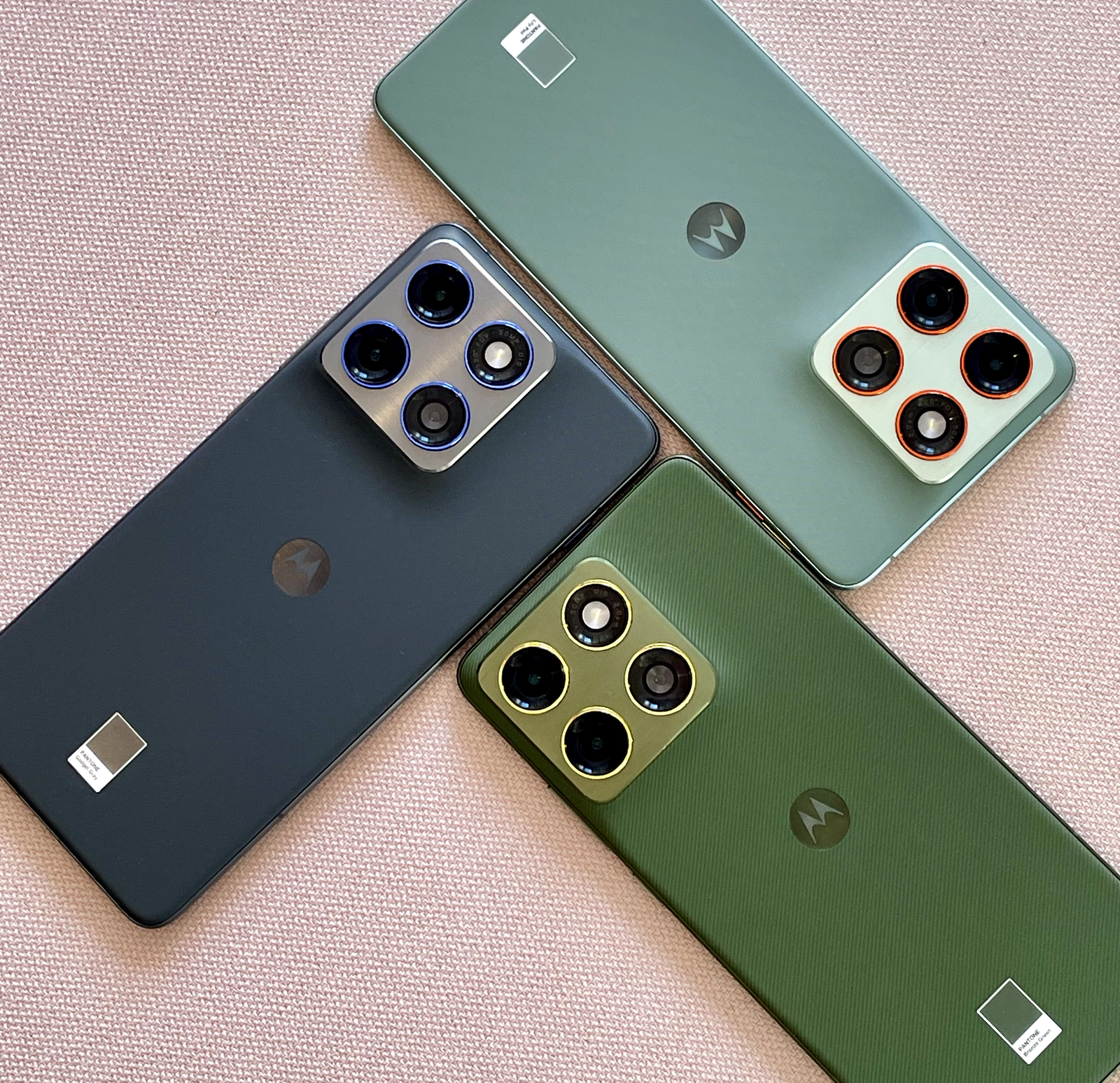 Se puede comprar en color PANTONE Gadget Grey (izquierda), PANTONE Lily Pad (arriba) y PANTONE Bronze Green (derecha)