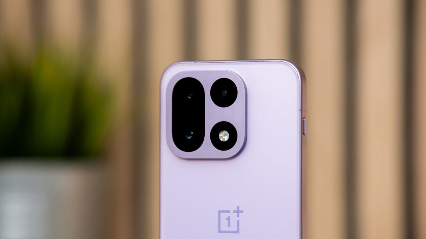 Las tres cámaras traseras y el flash LED del OnePlus 15 / Fotografía: Elisa Piñón