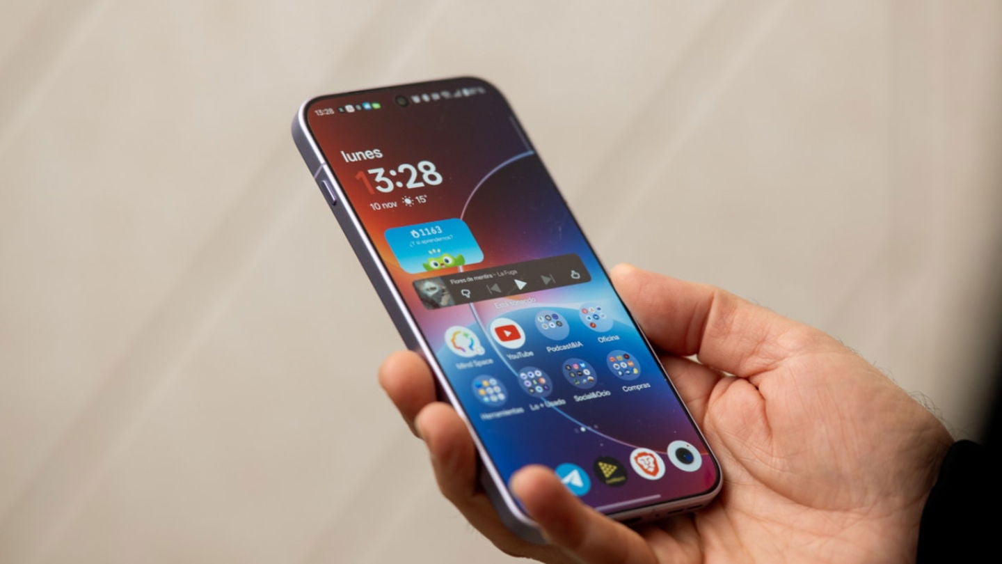 El OnePlus 15 es realmente cómodo de manejar con una sola mano / Fotografía: Elisa Piñón