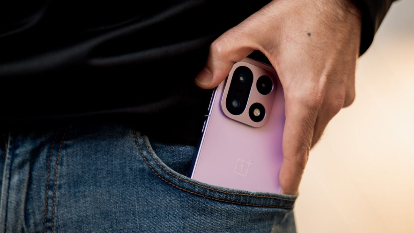 El OnePlus 15 es tan delgado y compacto que se adapta a todo tipo de bolsillos de pantalón / Fotografía: Elisa Piñón