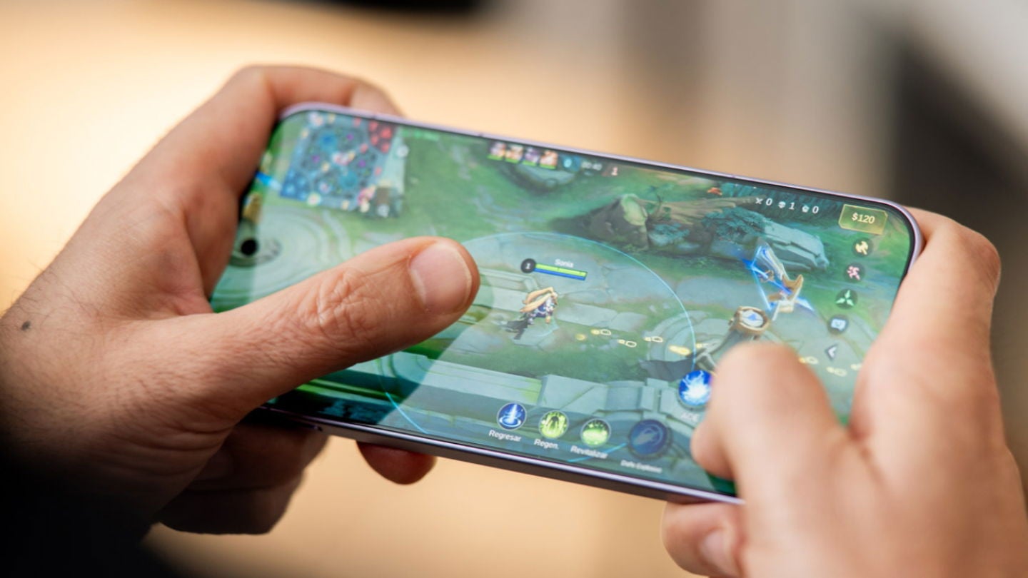 El OnePlus 15 puede mover con soltura juegos exigentes como 'Mobile Legends: Bang Bang' / Fotografía: Elisa Piñón