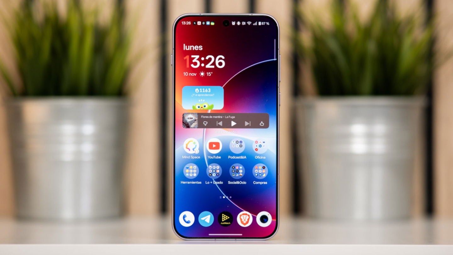 Así de bien luce la pantalla de 6,78 pulgadas del nuevo OnePlus 15 / Fotografía: Elisa Piñón