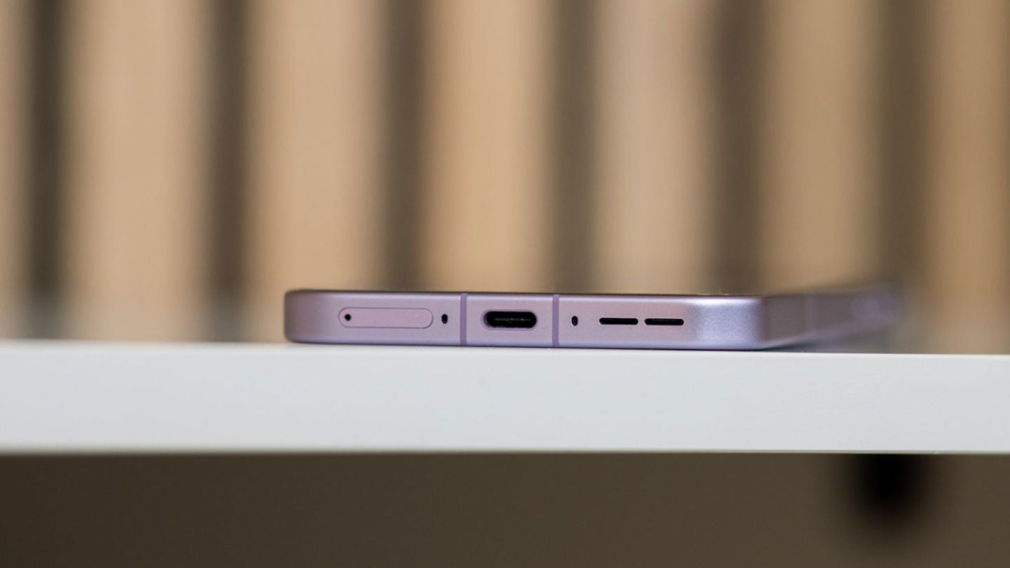 Durante estas semanas no he tenido que usar mucho el puerto de carga del OnePlus 15, ya que su autonomía es impresionante / Fotografía: Elisa Piñón