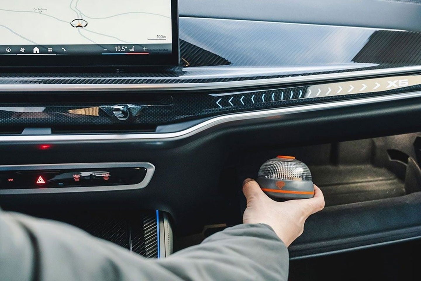 La baliza V16 debe estar accesible, no la pongas en el maletero, lo ideal es colocarla en la guantera