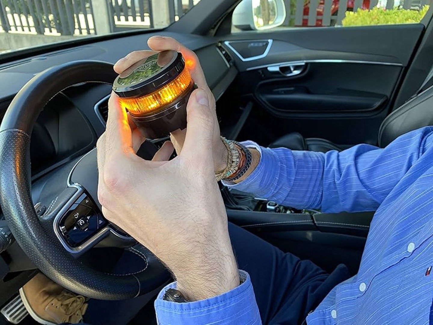 Debes encender la baliza desde dentro, no bajes para colocarla, el propósito de la misma es que no tengas que salir del vehículo