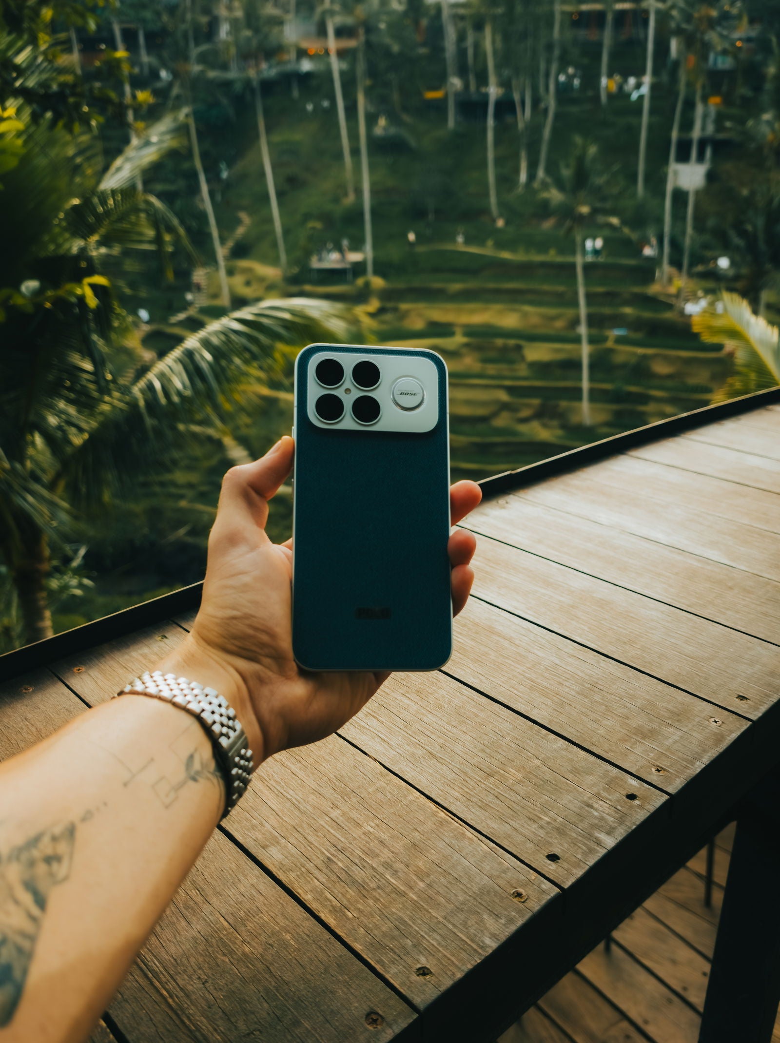 El POCO F8 Ultra en la mano / Fotografía de Christian Collado