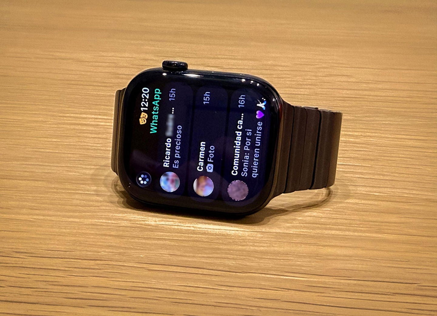 Con la versión oficial de WhatsApp para Apple Watch puedes responder mensajes, leer conversaciones y hasta enviar mensajes de voz / Fotografía de Fran Besora