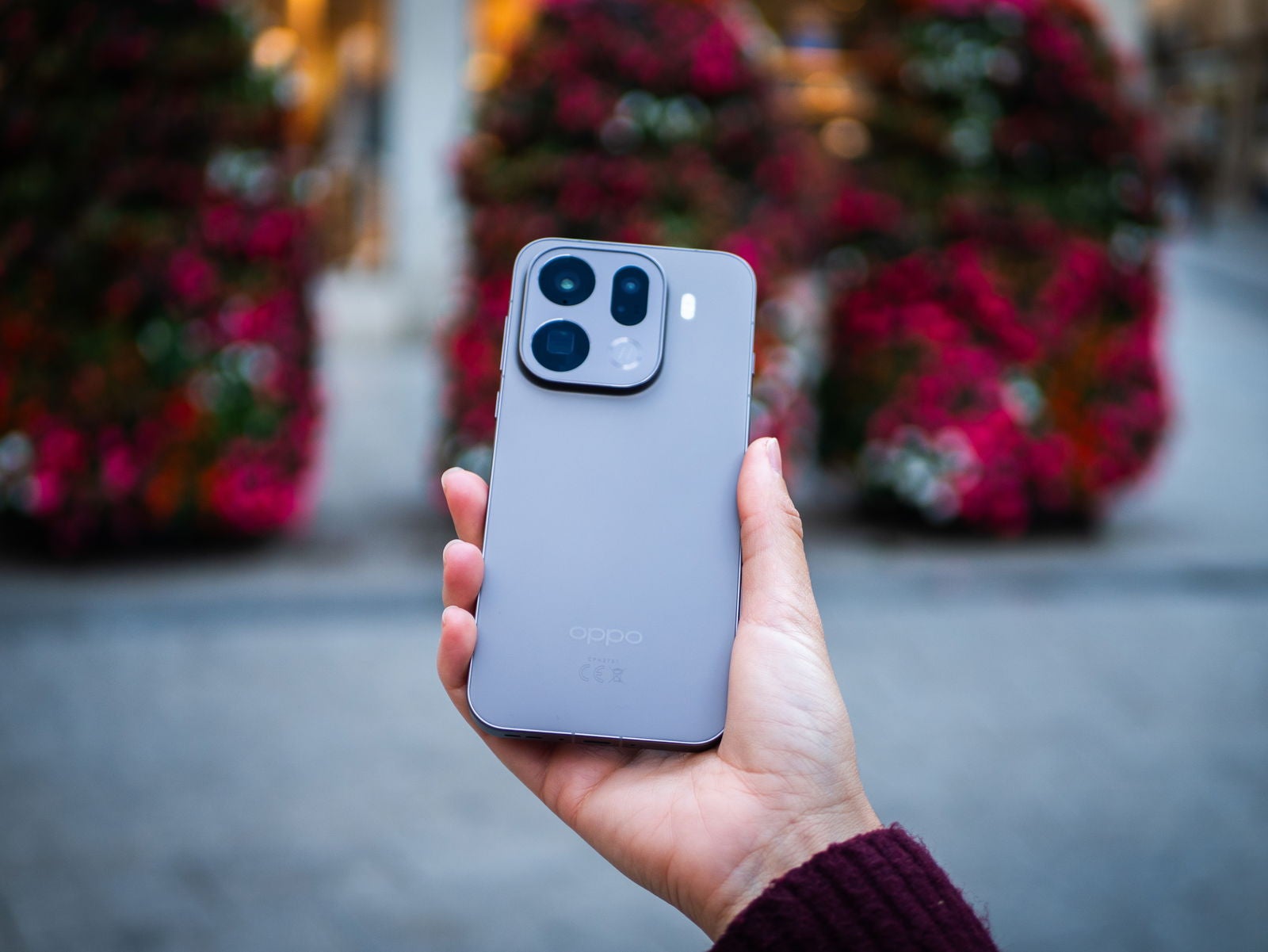 Parte trasera del OPPO Find X9 Pro en color gris / Fotografía de Christian Collado