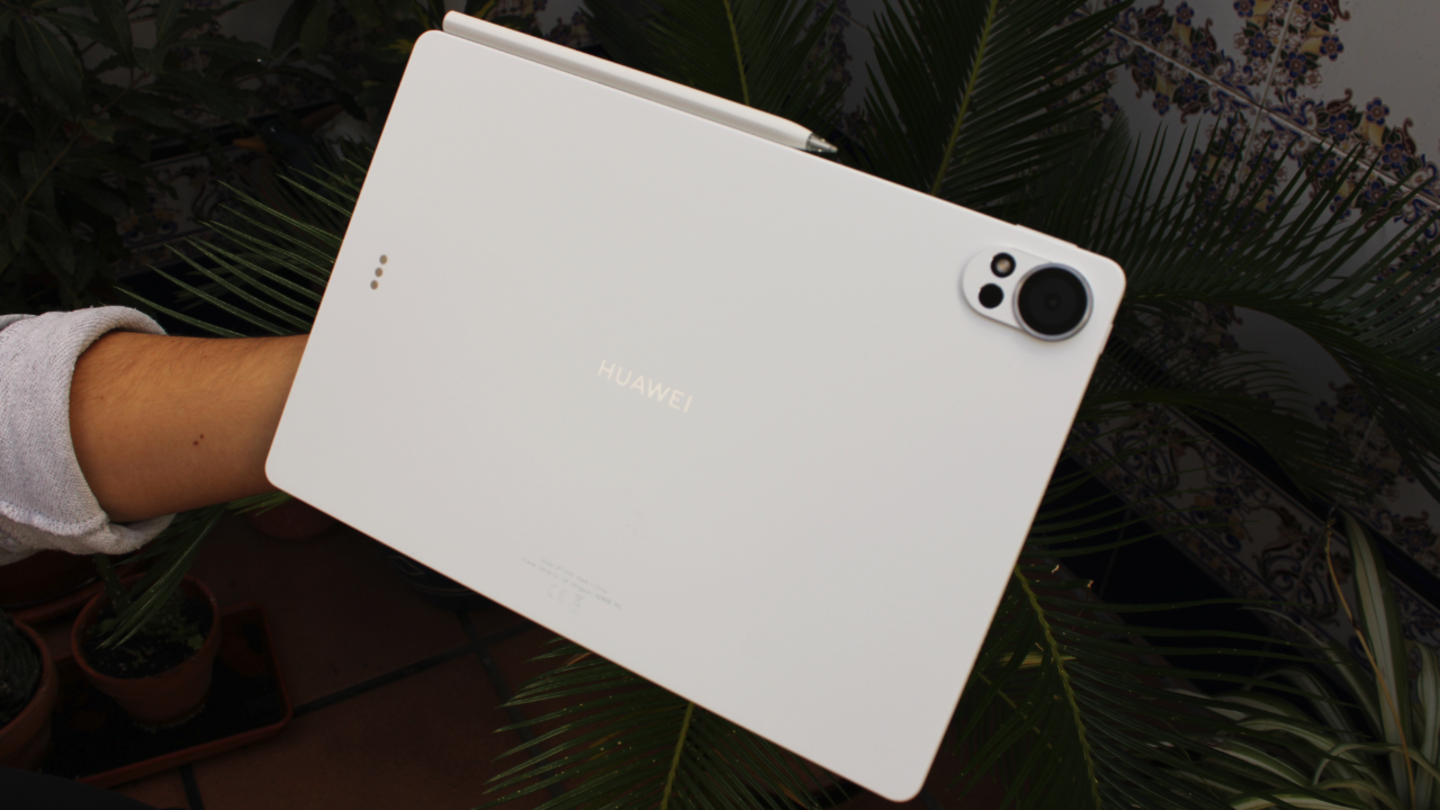 La HUAWEI MatePad 12X en su modelo de color blanco | Fotografía de Lucía Alcántara Gil
