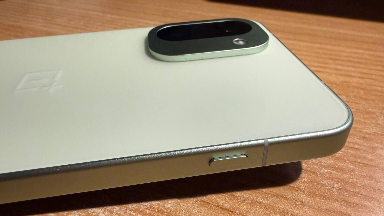 El botón de acción está lo suficientemente duro como para no pulsarse por error