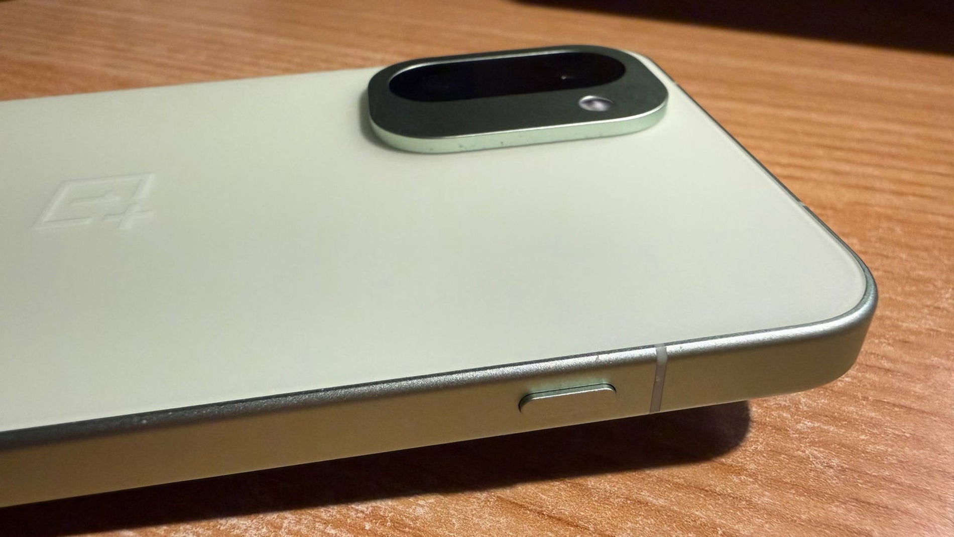 El diseño de este OnePlus es resistente, muy bien terminado en metal y con una cámara discreta
