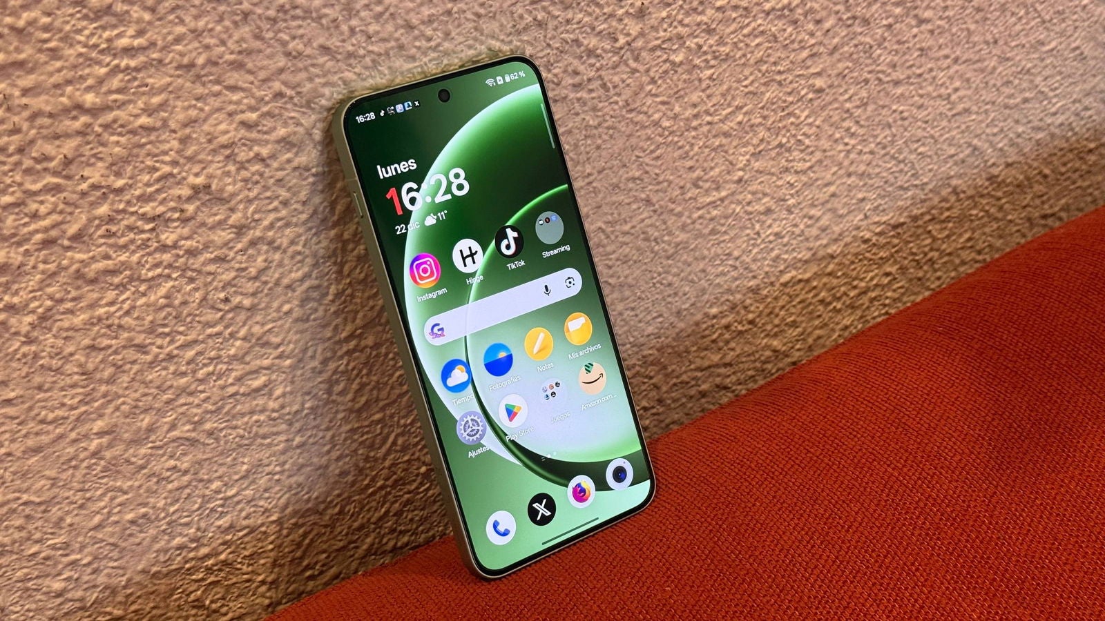 Es un móvil grande, con un pantallón para jugar