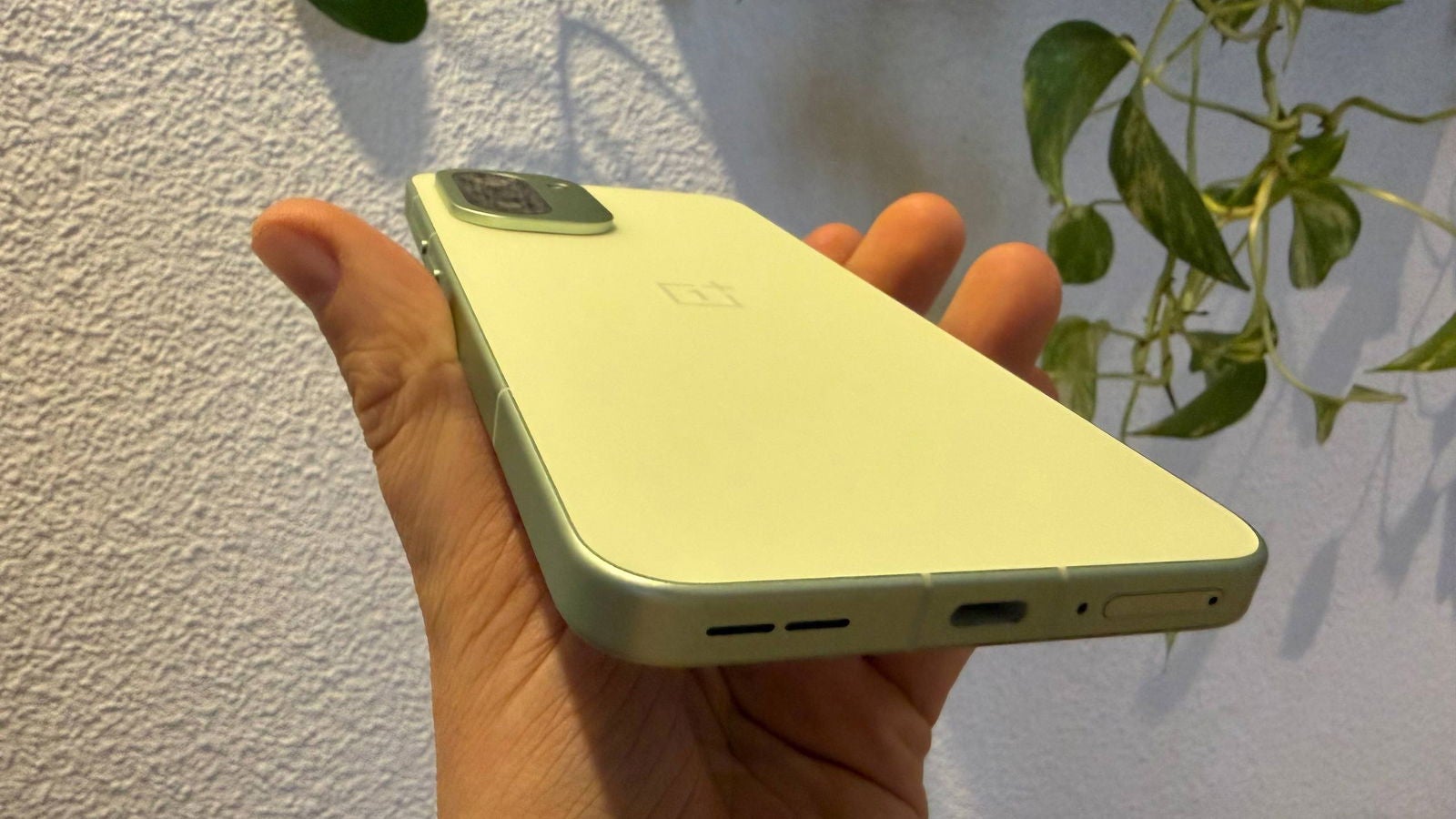 La parte inferior del OnePlus 15R