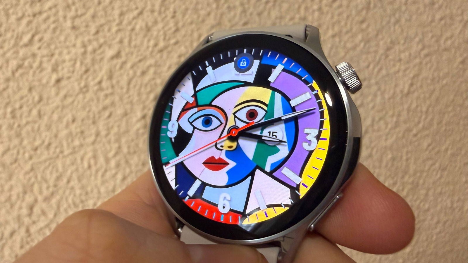 La pantalla del reloj con una esfera inspirada en Picasso