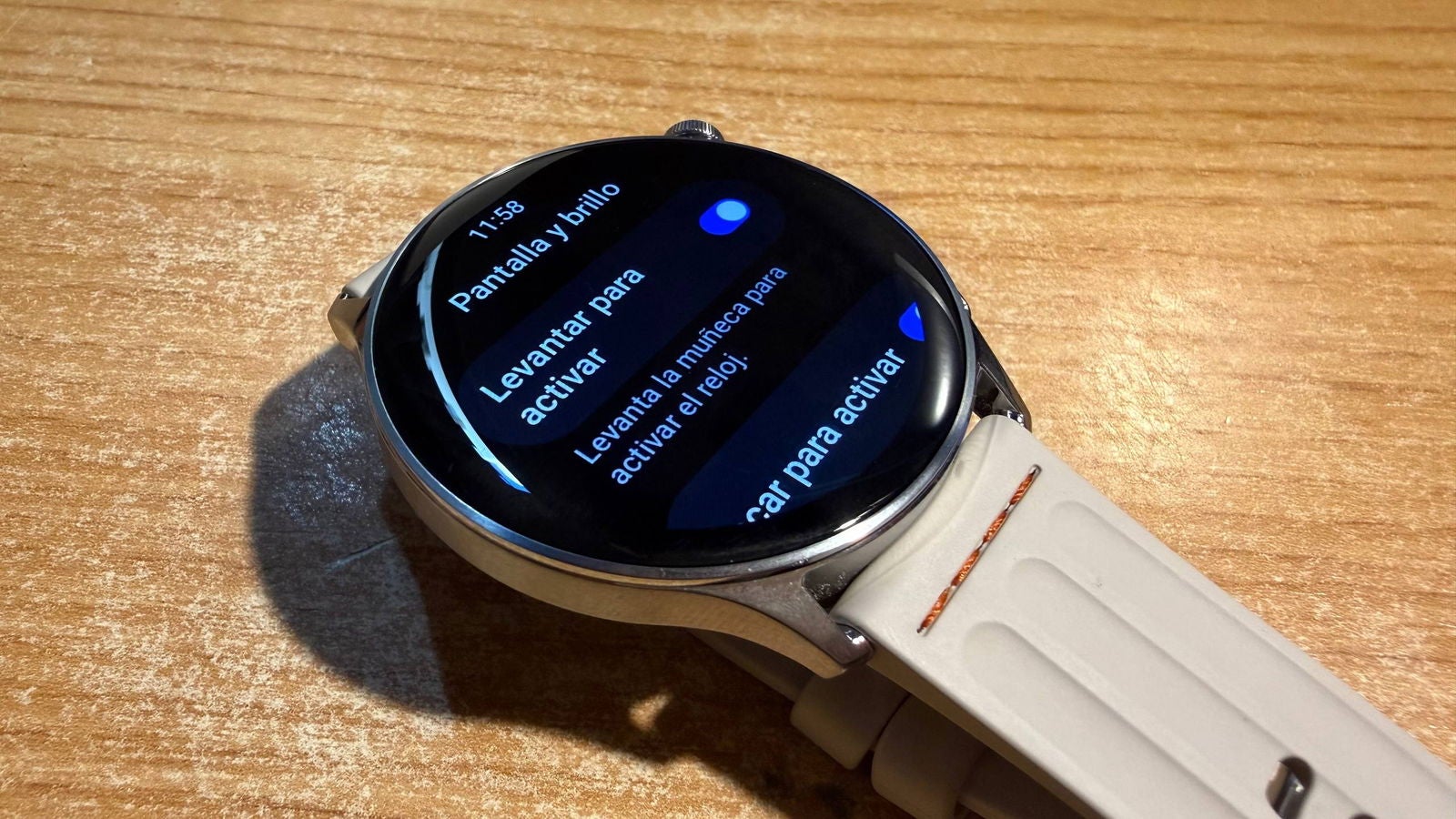 Si giras la muñeca, el reloj se activa. Detecta muy bien el movimiento